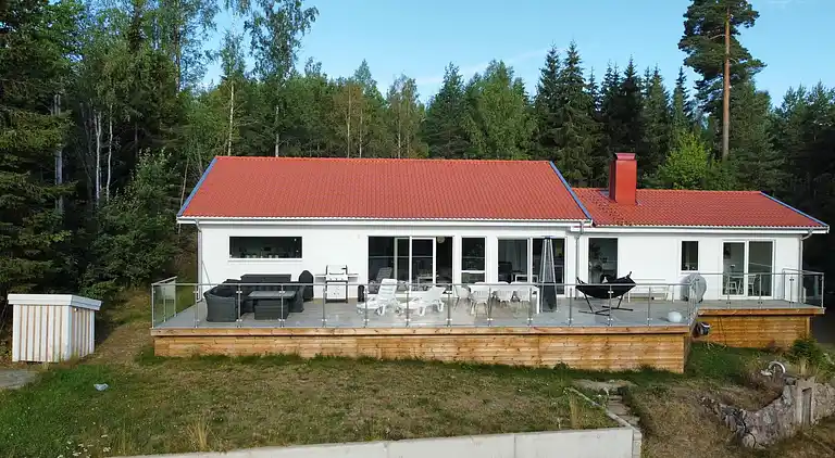Nybygget hus på strandgrund med søudsigt! 