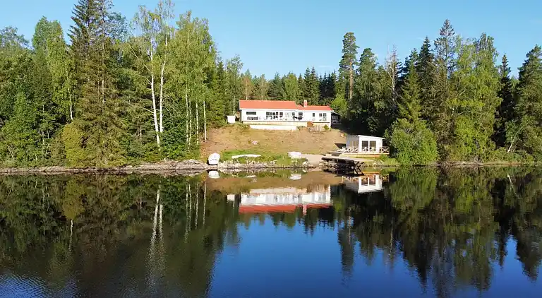 Nybygget hus på strandgrund med søudsigt! 