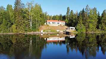 gebautes Haus auf Strandgrundstück mit Seeblick