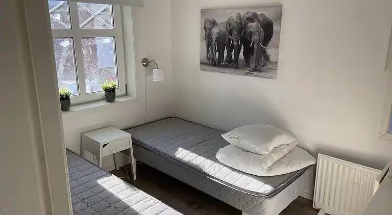 Nybygget hus på strandgrund med søudsigt! 