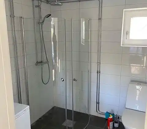 Nybygget hus på strandgrund med søudsigt! 