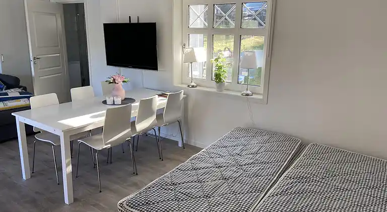 Nybygget hus på strandgrund med søudsigt! 