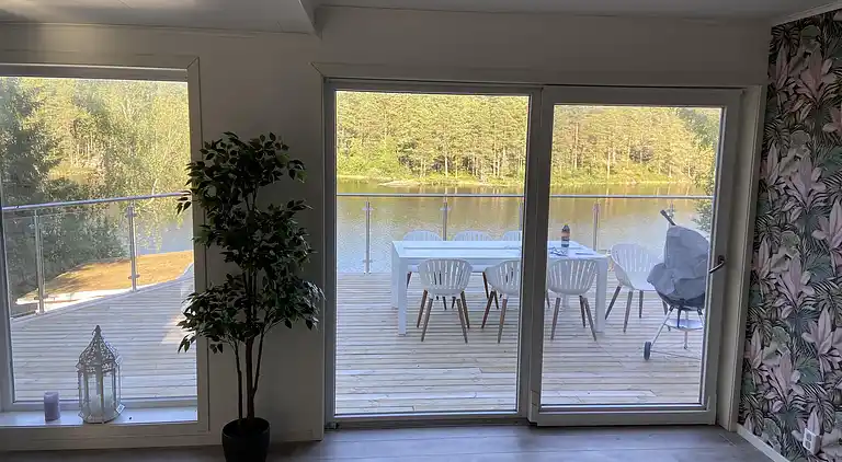Nybygget hus på strandgrund med søudsigt! 