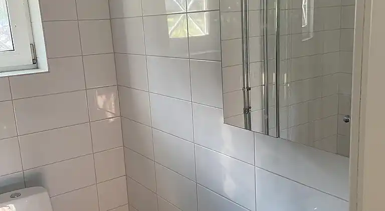 Nybygget hus på strandgrund med søudsigt! 