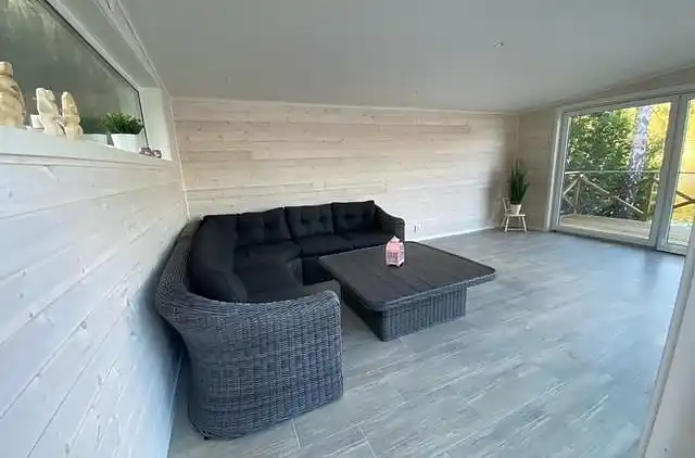 Nybygget hus på strandgrund med søudsigt! 