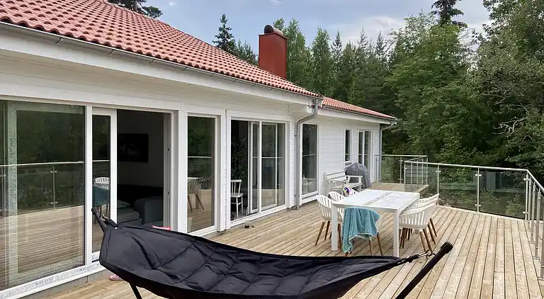 Nybygget hus på strandgrund med søudsigt! 