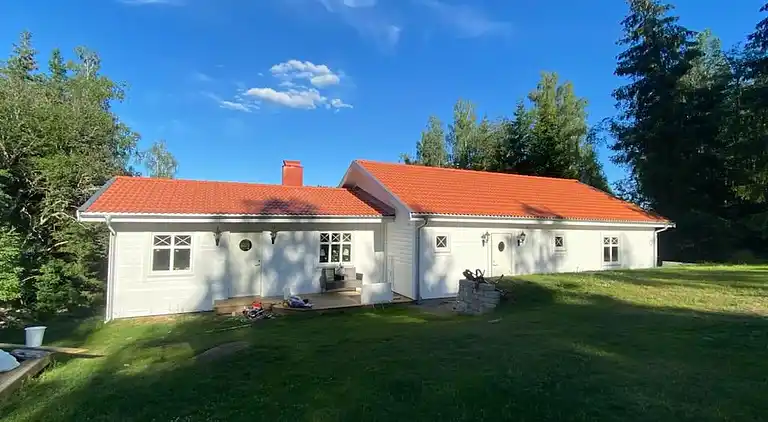 Nybygget hus på strandgrund med søudsigt! 