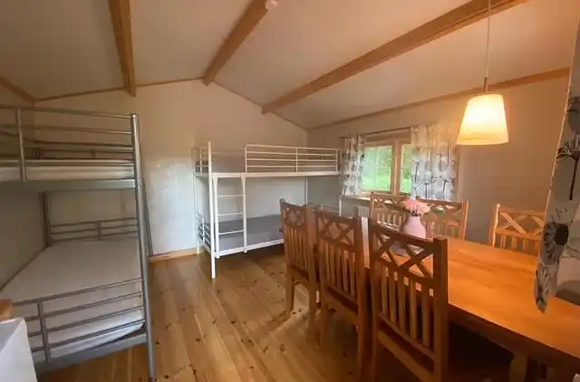 Nybygget hus på strandgrund med søudsigt! 