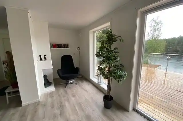Nybygget hus på strandgrund med søudsigt! 