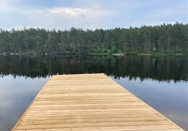 Nybygget hus på strandgrund med søudsigt! 