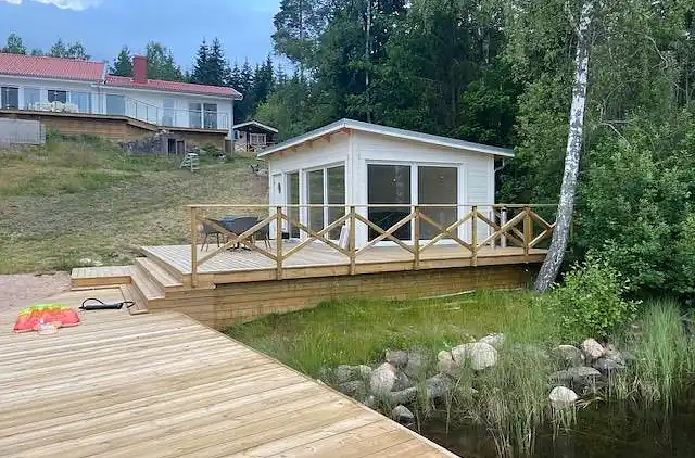 Nybygget hus på strandgrund med søudsigt! 