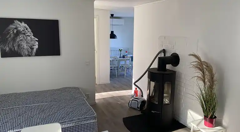 Nybygget hus på strandgrund med søudsigt! 