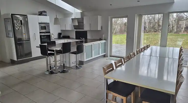 Großes Luxusferienhaus nahe Strand & Lokal