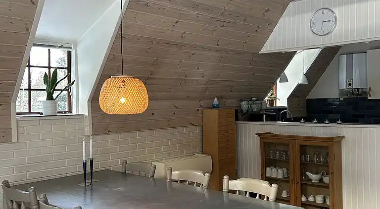 Charmerende sommerhus med stråtag tæt ved vandet