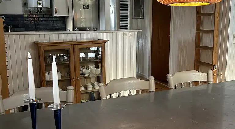 Charmerende sommerhus med stråtag tæt ved vandet