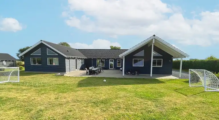 Familienhaus mit Pool, Spa & Spielraum