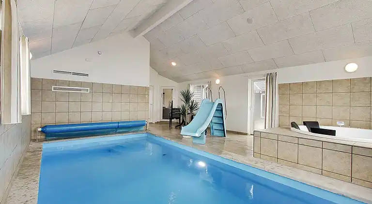 Familienhaus mit Pool, Spa & Spielraum