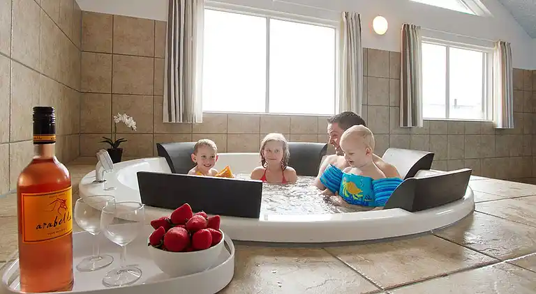 Familienhaus mit Pool, Spa & Spielraum