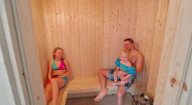 Familienhaus mit Pool, Spa & Spielraum