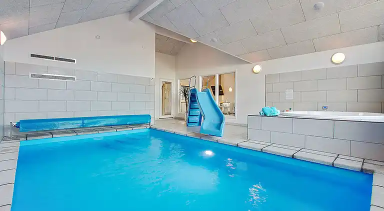 Ferienhaus mit Pool, Spa und großer Terrasse