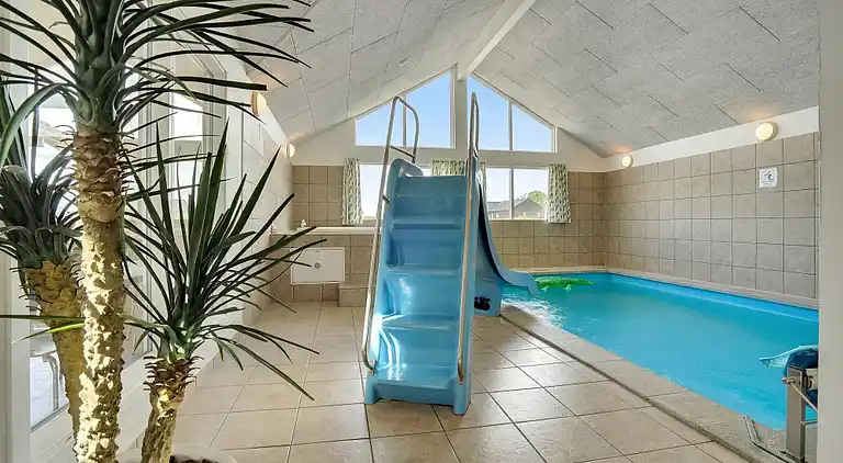 Ferienhaus mit Pool, Spa & Strandaktivitäten