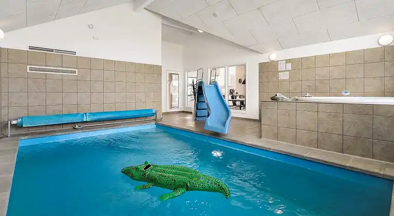 Ferienhaus mit Pool, Spa & Strandaktivitäten