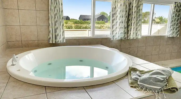 Ferienhaus mit Pool, Spa & Strandaktivitäten