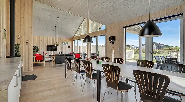 Ferienhaus mit Pool, Spa & Strandaktivitäten