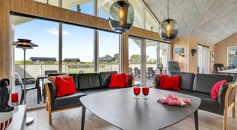 Ferienhaus mit Pool, Spa & Strandaktivitäten