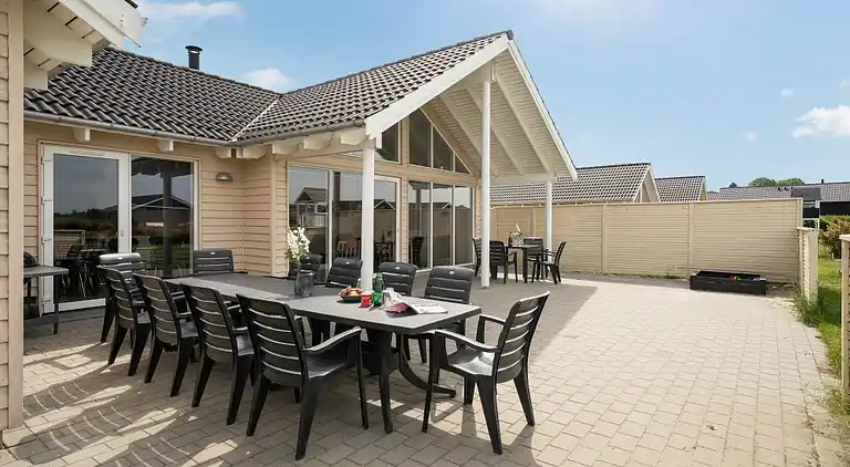 Ferienhaus mit Pool, Spa & Strandaktivitäten