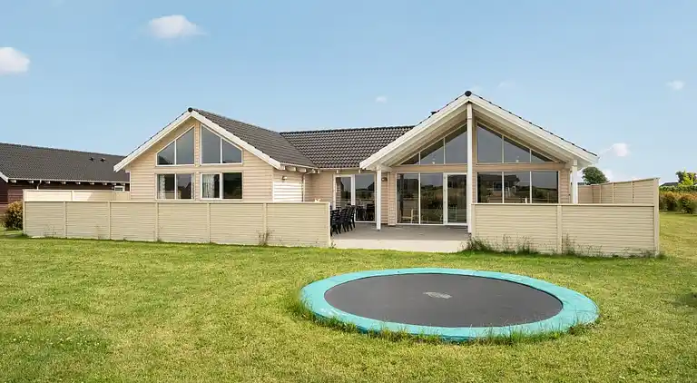 Ferienhaus mit Pool, Spa & Strandaktivitäten