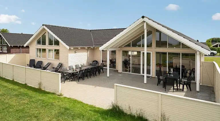 Ferienhaus mit Pool, Spa & Strandaktivitäten