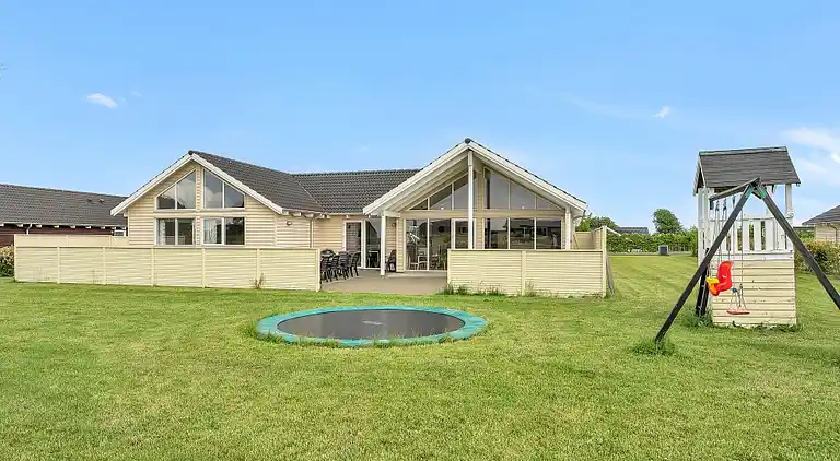 Ferienhaus mit Pool, Spa & Strandaktivitäten