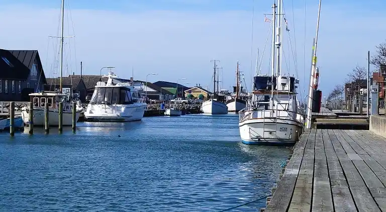 Ferienhaus mit Pool, Spa & Strandaktivitäten