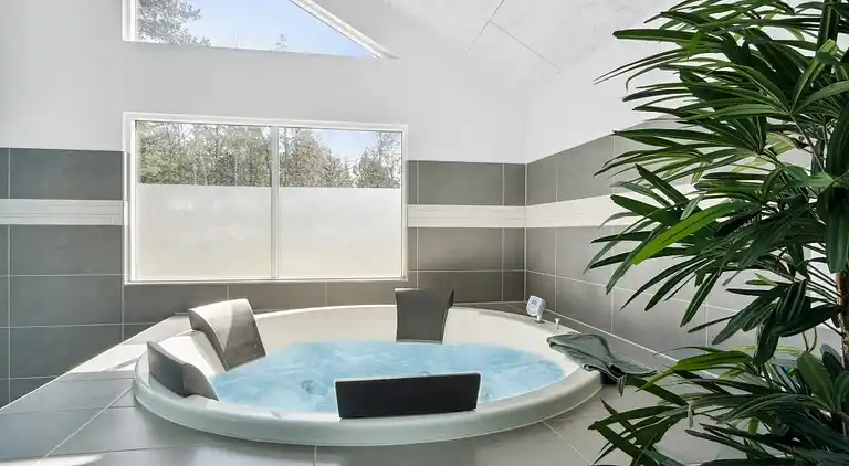 Geräumiges Ferienhaus mit Pool, Spa & Aktivitäten