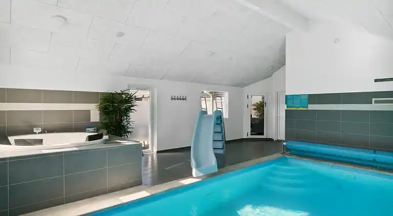 Geräumiges Ferienhaus mit Pool, Spa & Aktivitäten