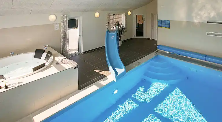 Ferienhaus mit Pool, Sauna & Freizeitraum