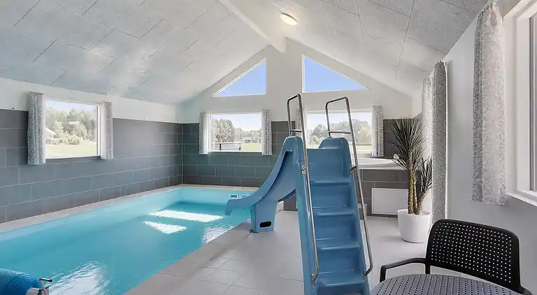 Geräumiges Ferienhaus mit Pool bei Møns Klint
