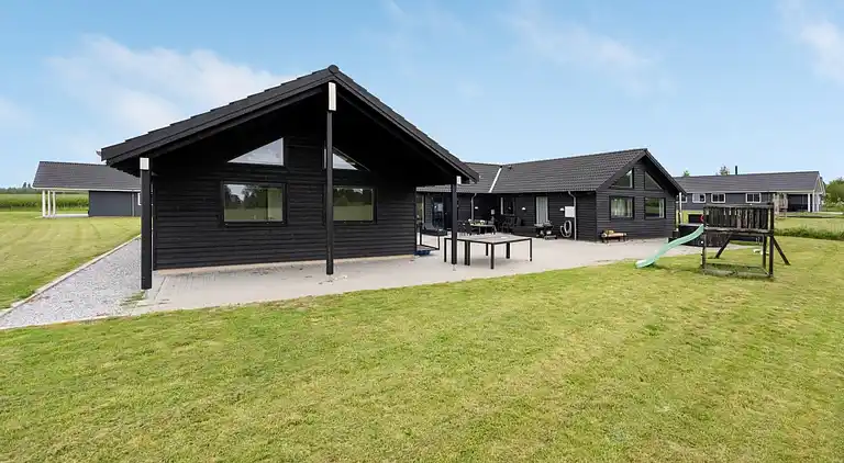 Geräumiges Ferienhaus mit Pool bei Møns Klint