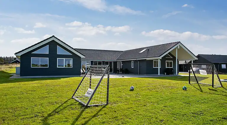 Ferienhaus für 24 auf Møn mit Pool & Spa