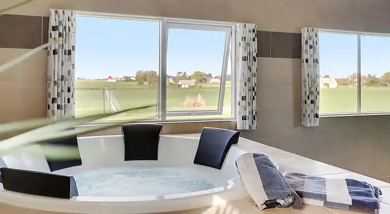 Ferienhaus für 24 auf Møn mit Pool & Spa