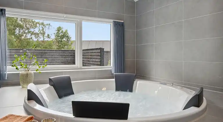 Luxusferienhaus mit Hallenbad für 18