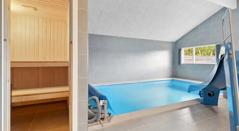 Luxusferienhaus mit Hallenbad für 18