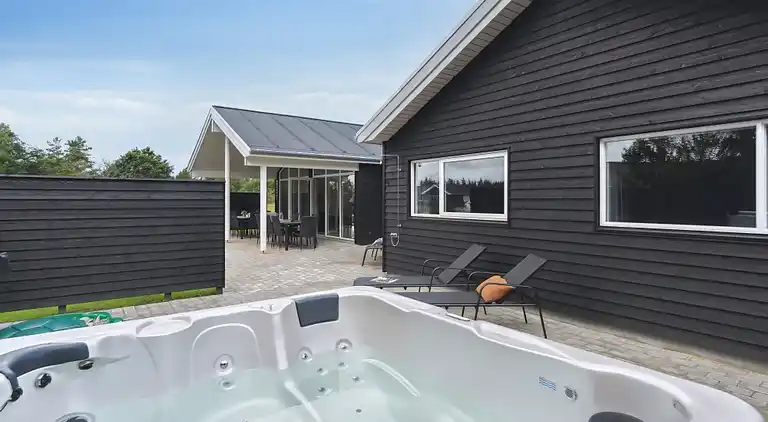 Luxusferienhaus mit Hallenbad für 18