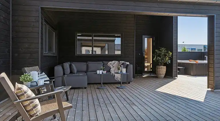 Ferienhaus für 18 mit Pool, Spa & Strand