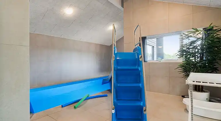 Ferienhaus für 18 mit Pool, Spa & Strand