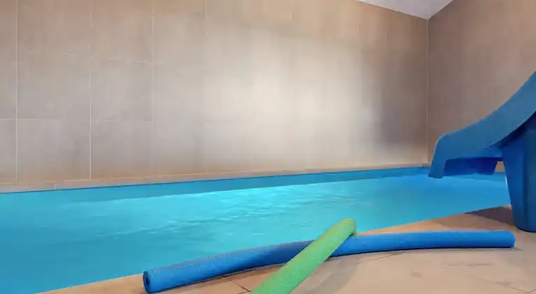 Ferienhaus für 18 mit Pool, Spa & Strand