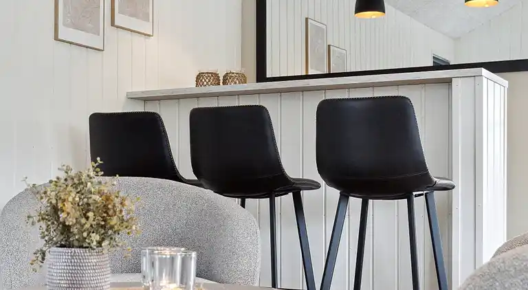 Ferienhaus für 18 mit Pool, Spa & Strand