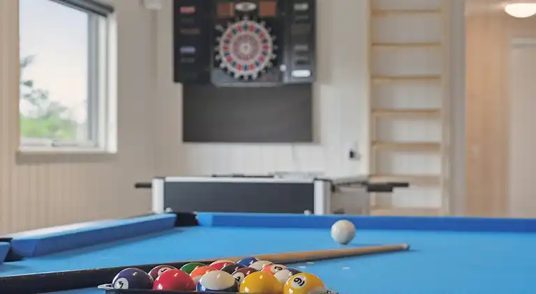 Ferienhaus für 18 mit Pool, Spa & Strand