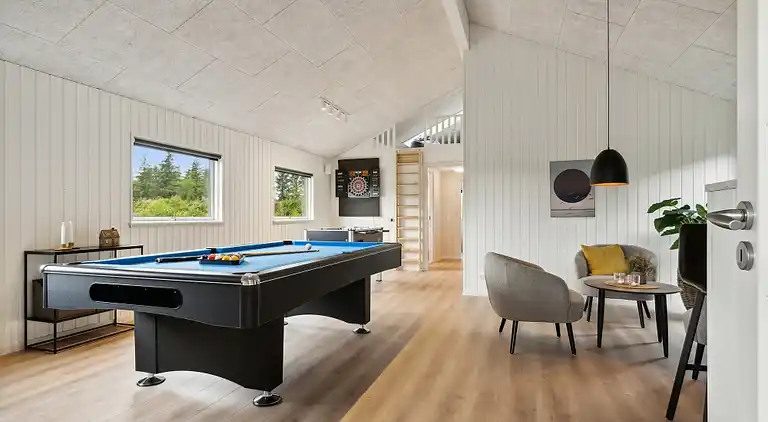 Ferienhaus für 18 mit Pool, Spa & Strand